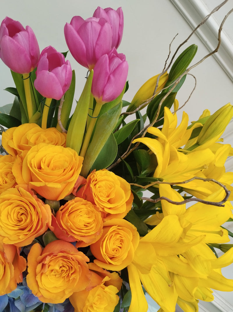 Colorido Bouquet de Tulipanes con Rosas | AMUSANT