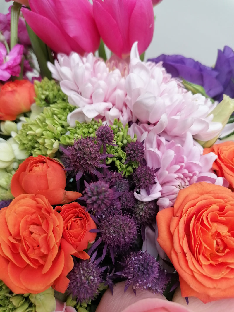 Divertido Arreglo Floral de Tulipanes y Rosas | DEVENIR