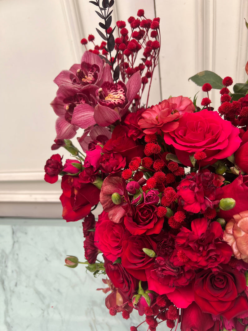 Increíble arreglo de 20 rosas en base plateada | ATENEA
