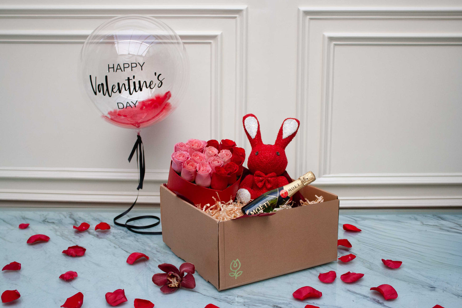 Kit de Regalo con Rosas, Globo y Champagne | Elisabetta