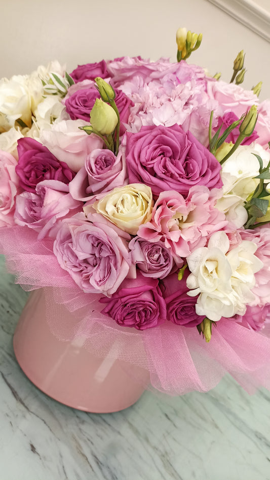 Arreglo de Rosas con un acento de Moda | CHER