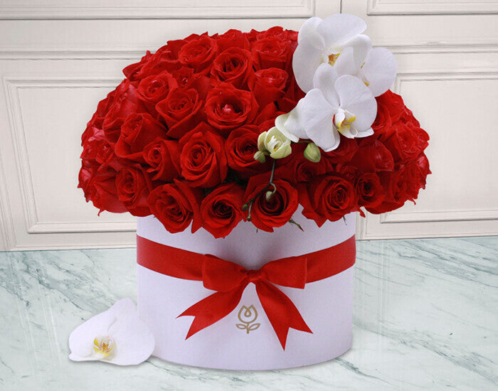 100 Rosas Rojas y Orquidea en caja | ADELE