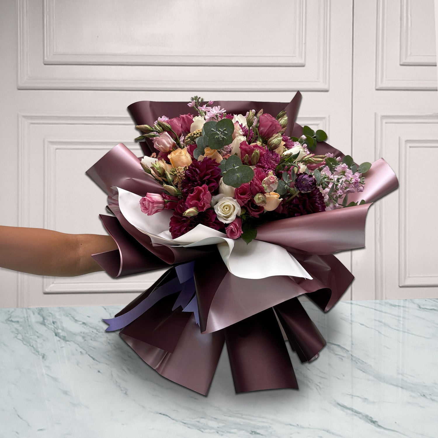 Espectacular ramo de rosas premium y crisantemos | CROTONE