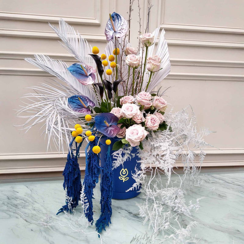 Diseño vanguardista en azul y blanco con acentos botánicos | Eva