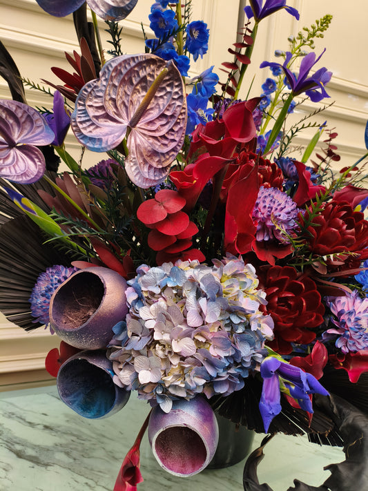 Composición artística en tonos Exóticos con anturios y hortensias | Renata