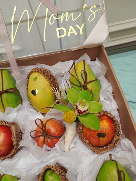 Frutas selectas con pastel y presentación elegante | Ottilie