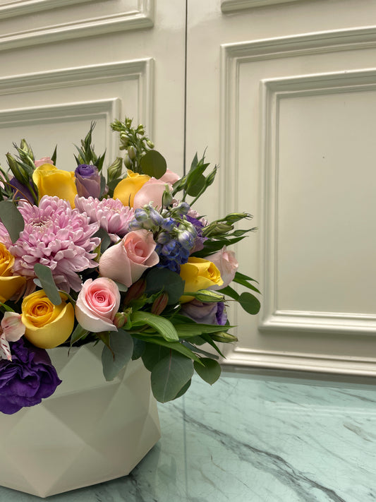 20 Rosas Premium con Claveles y Flores Mixtas en Caja Elegante | Larissa