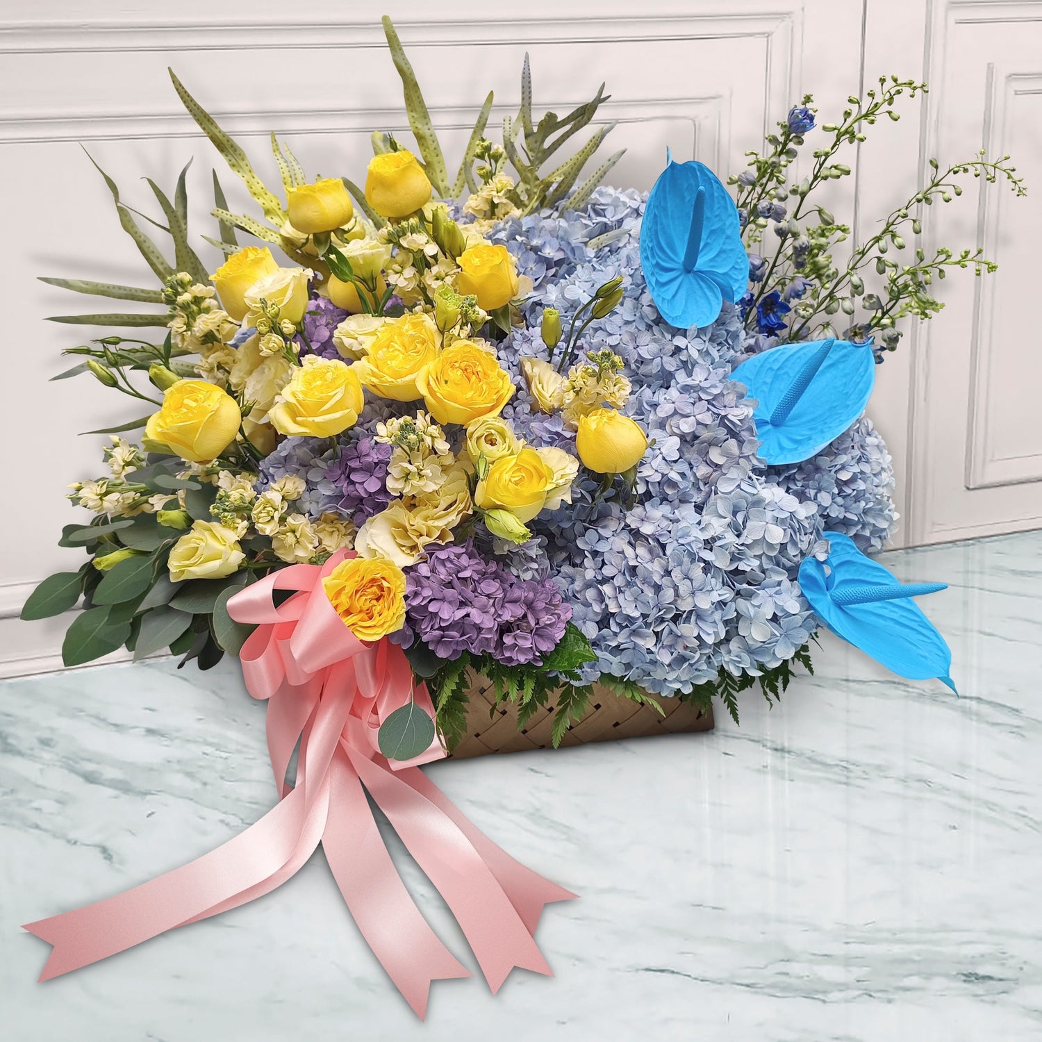 20 Rosas Amarillas con Anturios Azules y Hortensias en Canasto | Ingrid