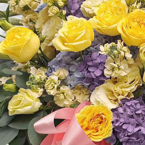 20 Rosas Amarillas con Anturios Azules y Hortensias en Canasto | Ingrid