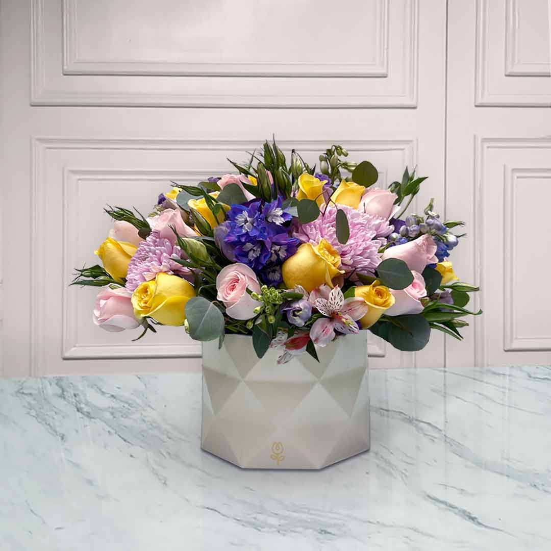 21 Rosas Premium con Claveles y Flores Mixtas en Caja Elegante | Larissa