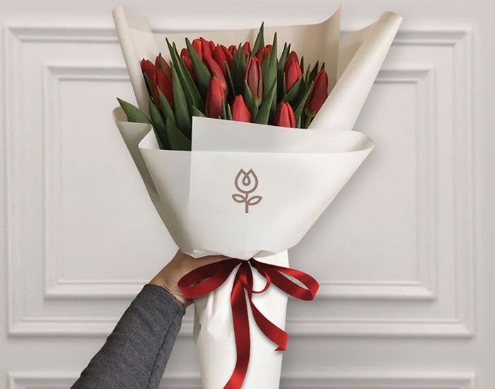 Ramo de 30 Tulipanes Rojos con Papeles Elegantes | LUCRECIA