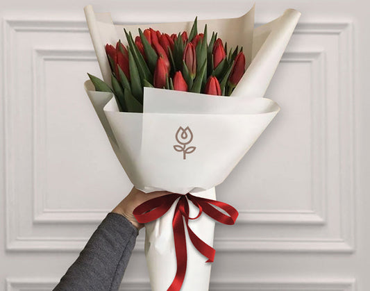 Ramo de 30 Tulipanes Rojos con Papeles Elegantes | LUCRECIA