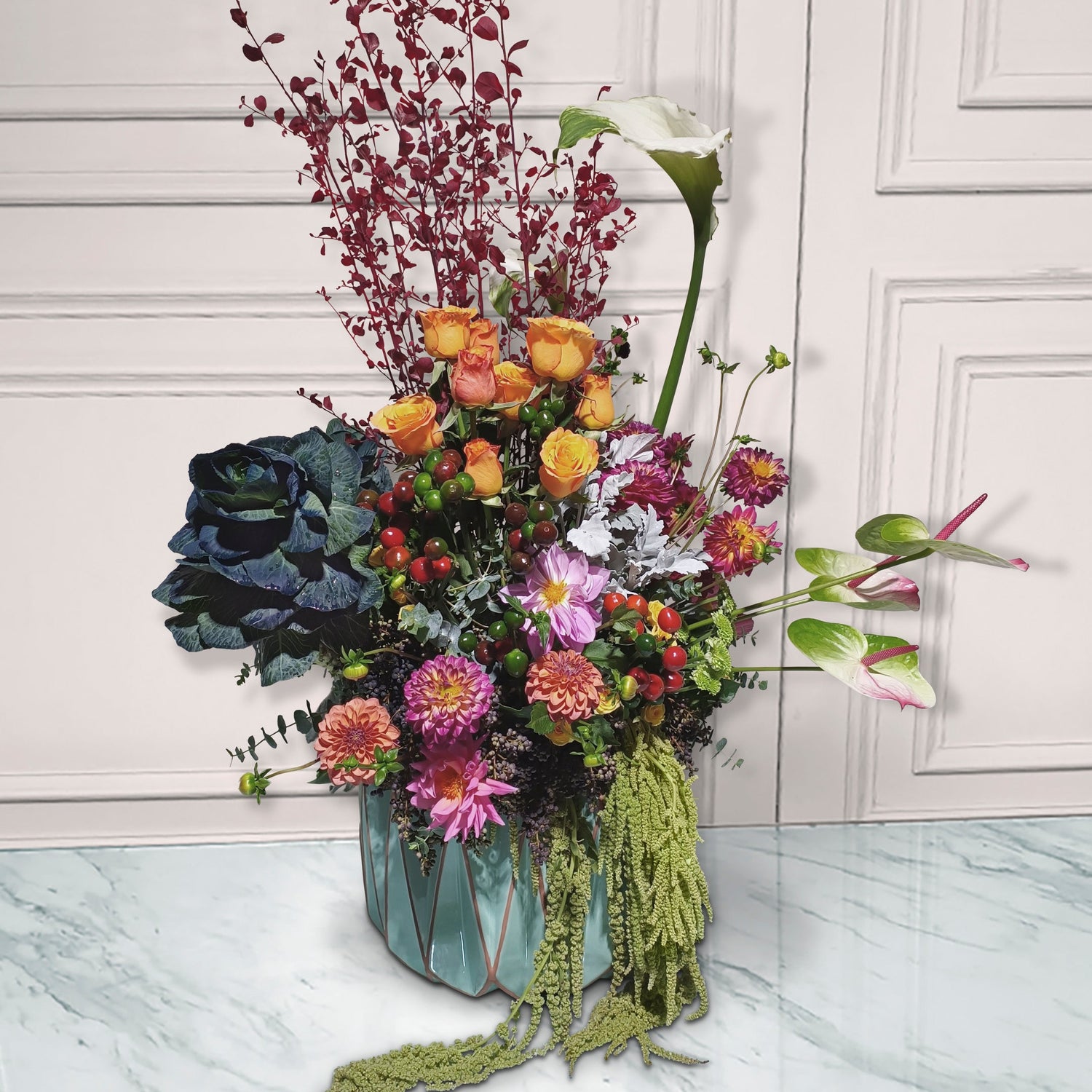 Composición floral artística de Anturiios y Dalias | Marielle
