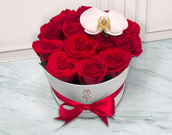 Caja Redonda Blanca con 16 Rosas y Orquídea | ADELITA