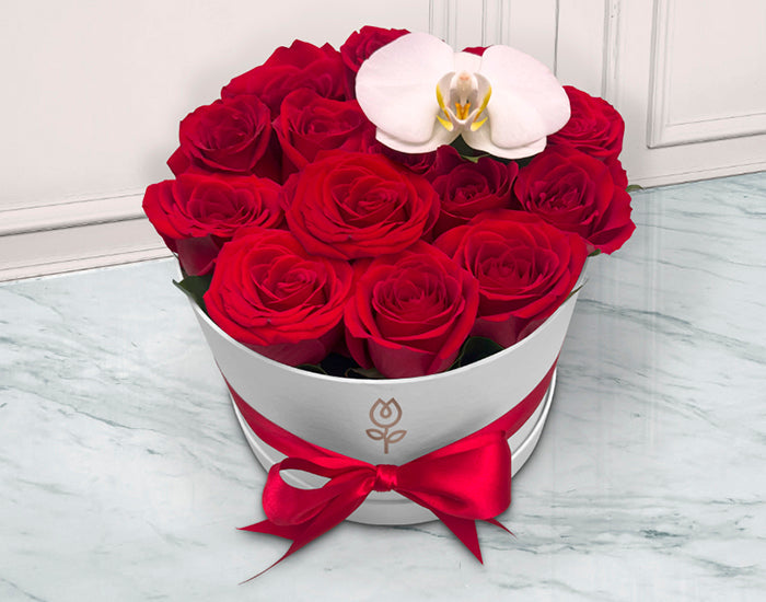 Caja Redonda Blanca con 16 Rosas y Orquídea | ADELITA