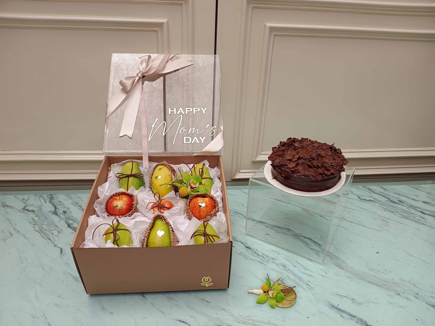 Frutas selectas con pastel y presentación elegante | Ottilie