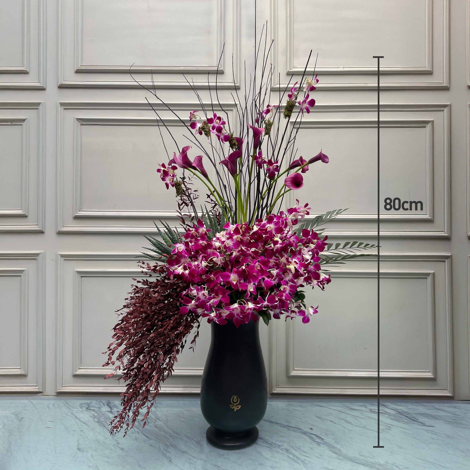 Arreglo escultórico con orquídeas y acentos exóticos | Raphaella