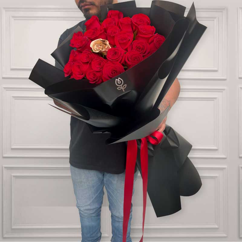 Ramo de 40 Rosas Rojas con Rosa Dorada | ROBERTA