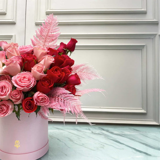 Increíble arreglo de 32 rosas en base rosa | SIMONE