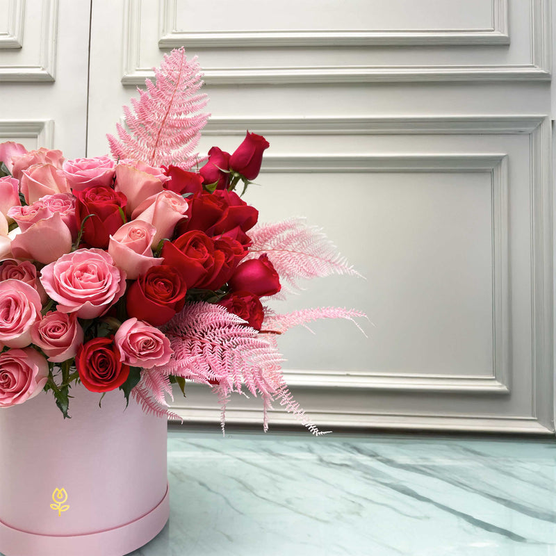 Increíble arreglo de 32 rosas en base rosa | SIMONE