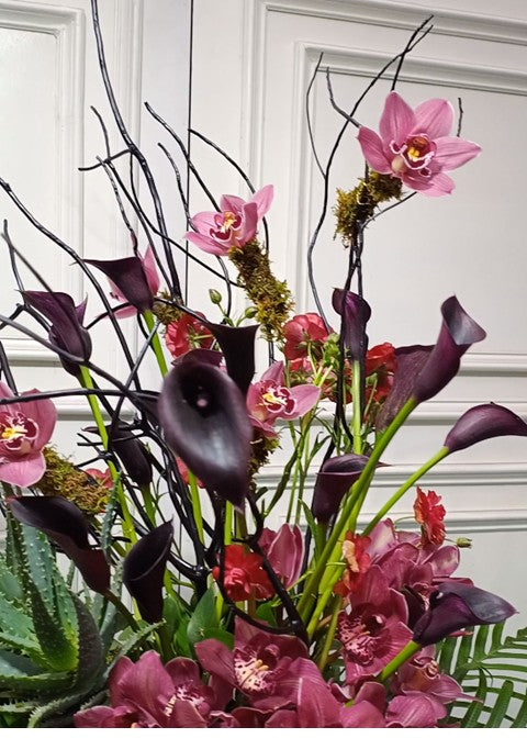 Arreglo escultórico con orquídeas y acentos exóticos | Raphaella