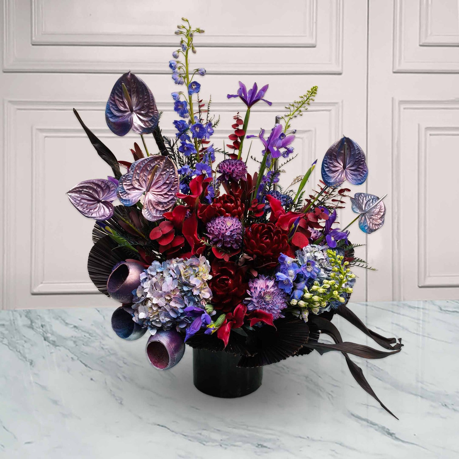 Composición artística en tonos Exóticos con anturios y hortensias | Renata
